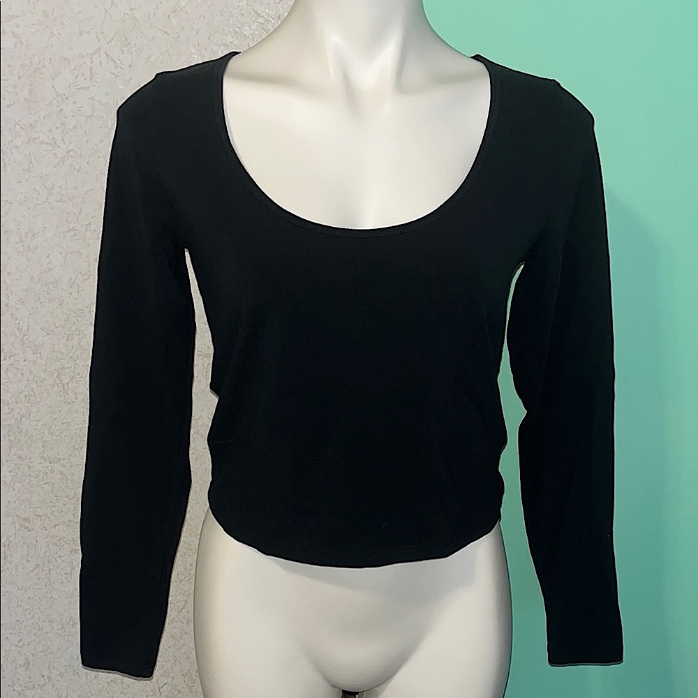 abercrombie and fitch soft essentials black long sleeve crop top